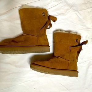 Koolaburra by UGG, chestnut, size 6. EUC